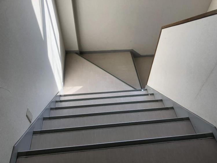 建物内の共用階段。