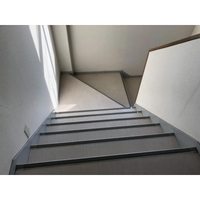 建物内の共用階段。