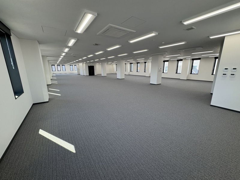 窓が連続する明るい執務フロア