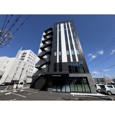 駅前通りからの外観