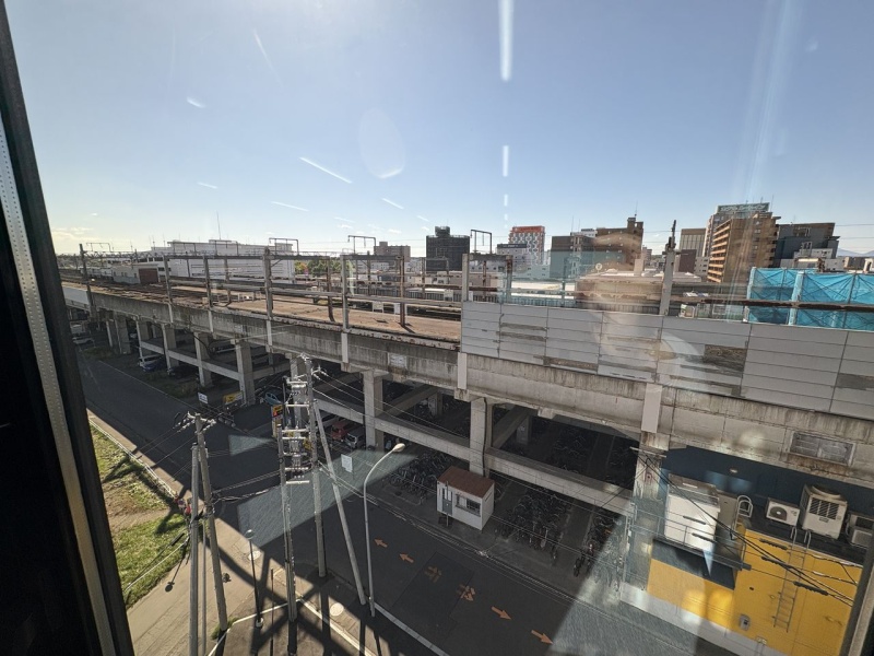 千歳駅ホームを見下ろす眺望