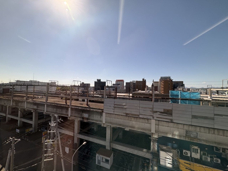 窓からJR千歳駅を望む眺望