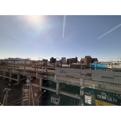 窓からJR千歳駅を望む眺望