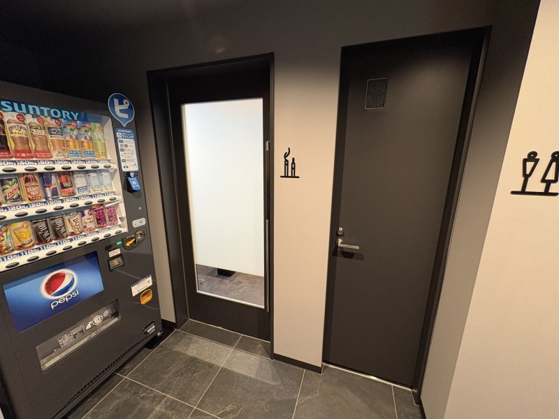 共用部 自動販売機・トイレ入口