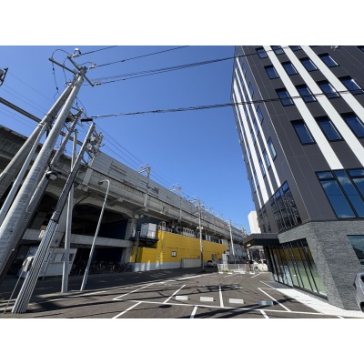 JR千歳駅の高架とビル（駅至近）