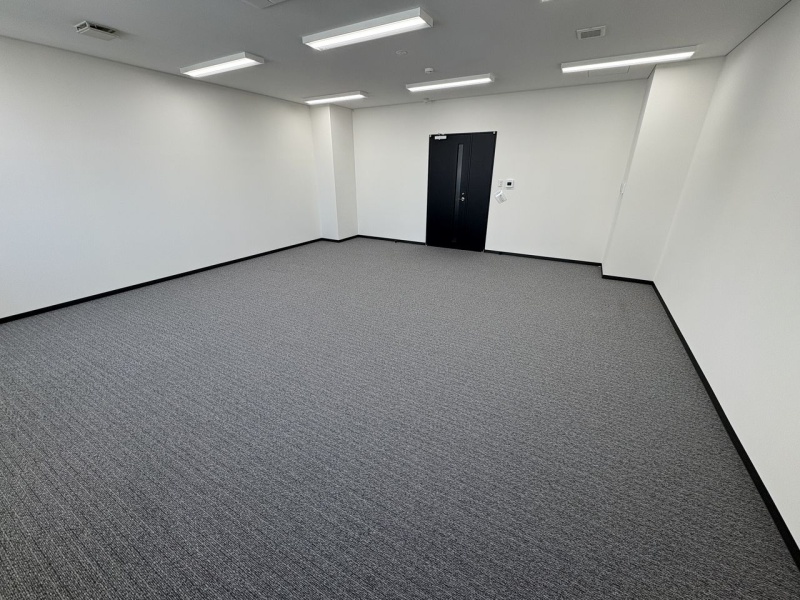 入口側からの室内