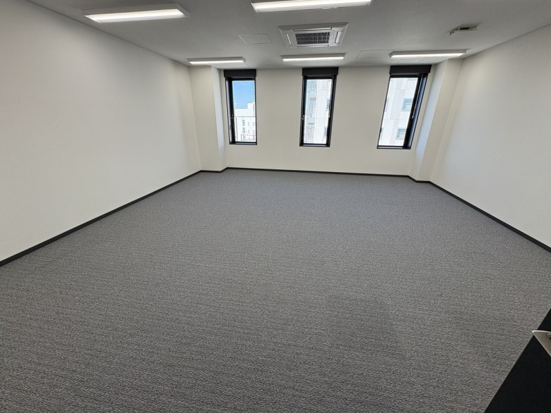 最上階7-2区画 窓のある室内