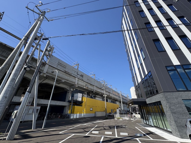 JR千歳駅の高架とビル（駅至近）
