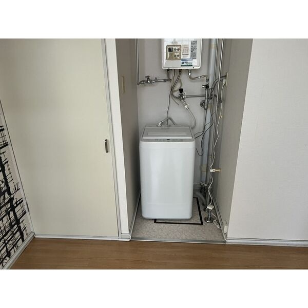 室内の洗濯機置場には洗濯機が付いています。