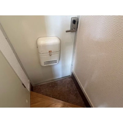 室内から見た玄関スペース。