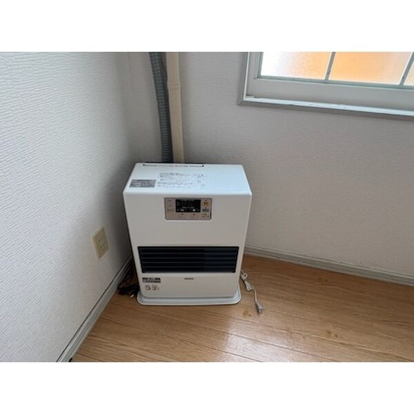 灯油暖房を備えたお部屋です。