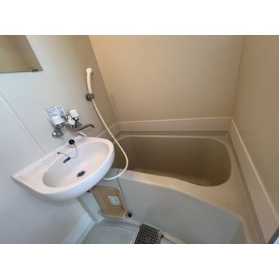 浴室内に洗面台を備えたバスルーム。トイレとは別室です。