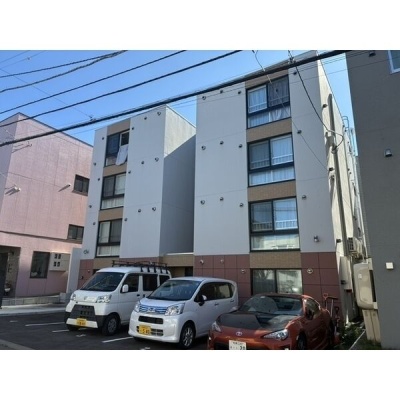 青空の下の建物外観
