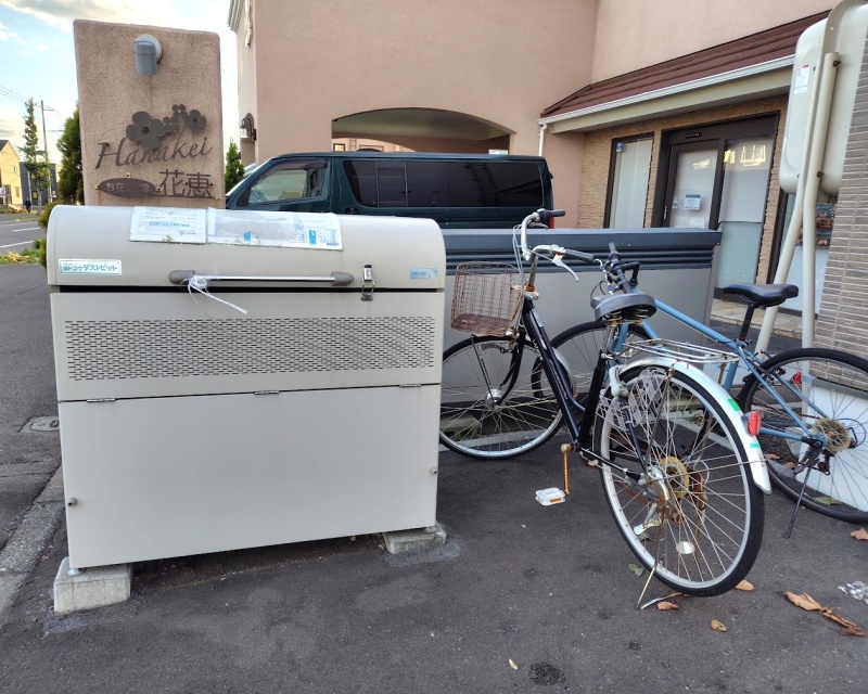 専用ごみ置き場と駐輪場
