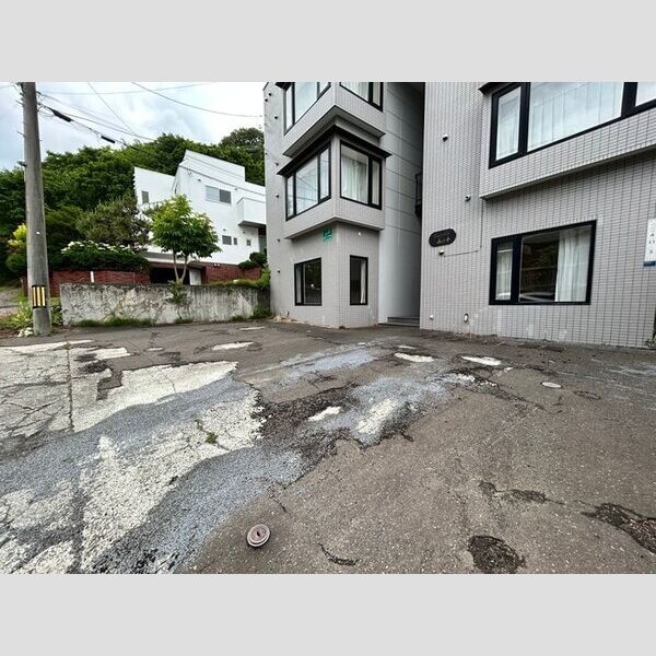 建物前の駐車スペース