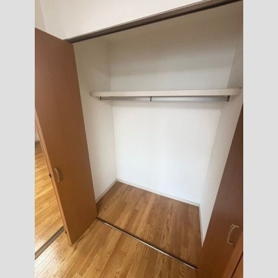 ハンガーパイプ付きの収納