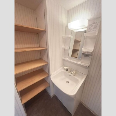 収納棚を備えた独立洗面台