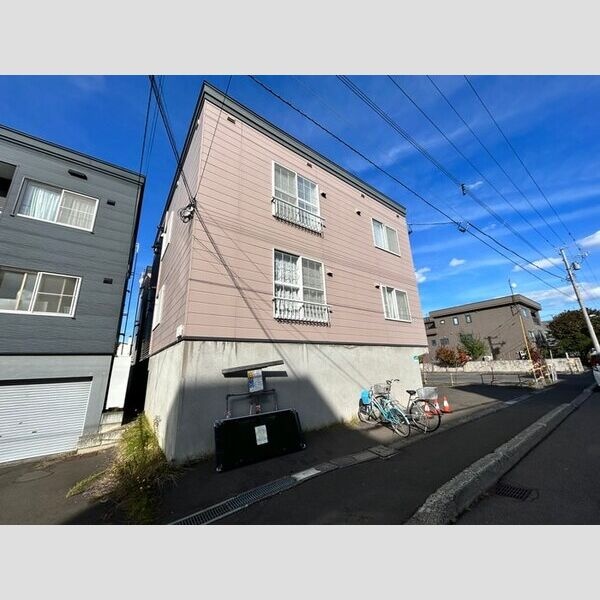 道路側から見た建物外観