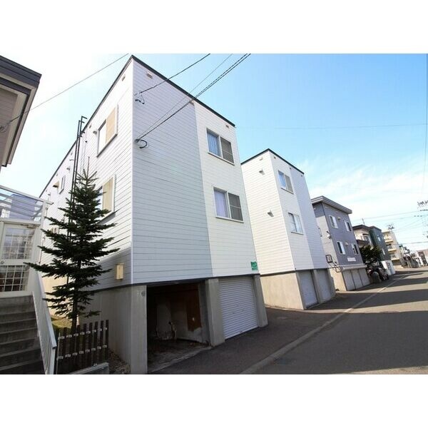 建物と道路側の様子