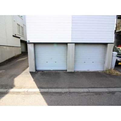 シャッター付きの共用車庫