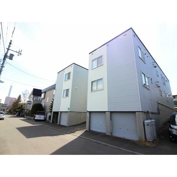 別角度から見た建物外観