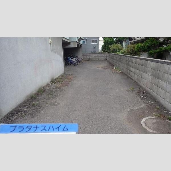 建物脇の共用スペース