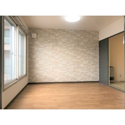 洋室5帖／アクセントクロスのあるお部屋