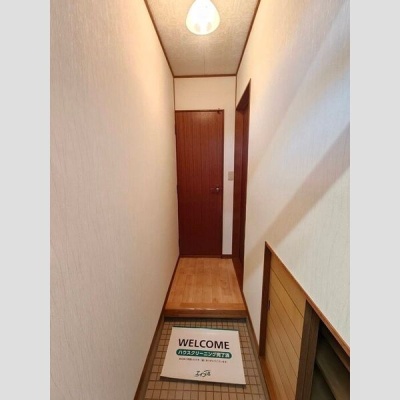 室内へ続く玄関と廊下