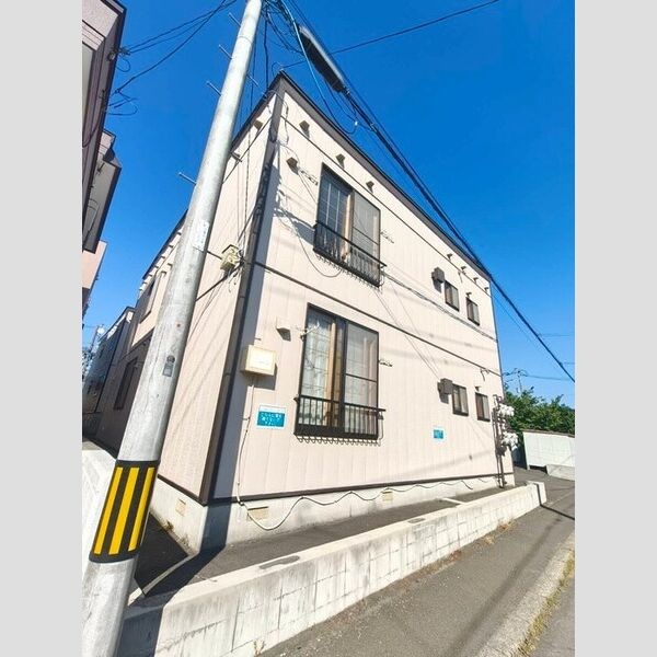 道路側から見た建物外観