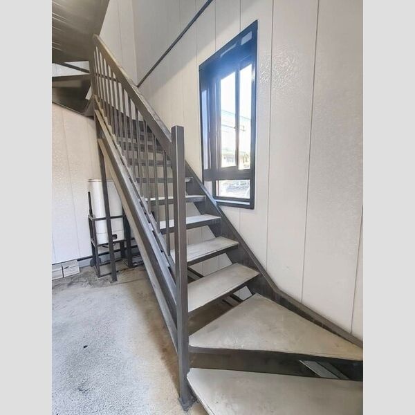 屋内の共用階段