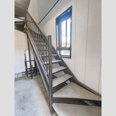 屋内の共用階段