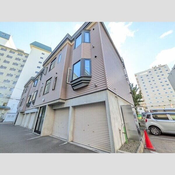 別角度から見た建物外観