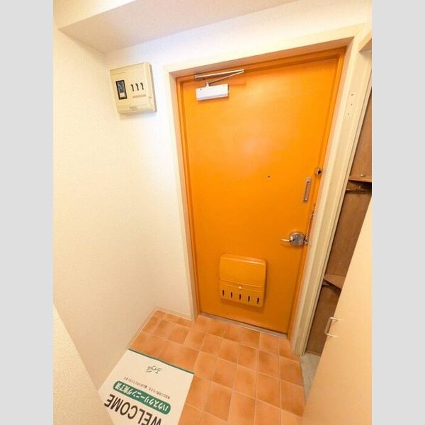 室内から見た玄関