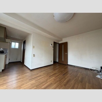 LDKの別角度。キッチンと窓の位置がわかります。