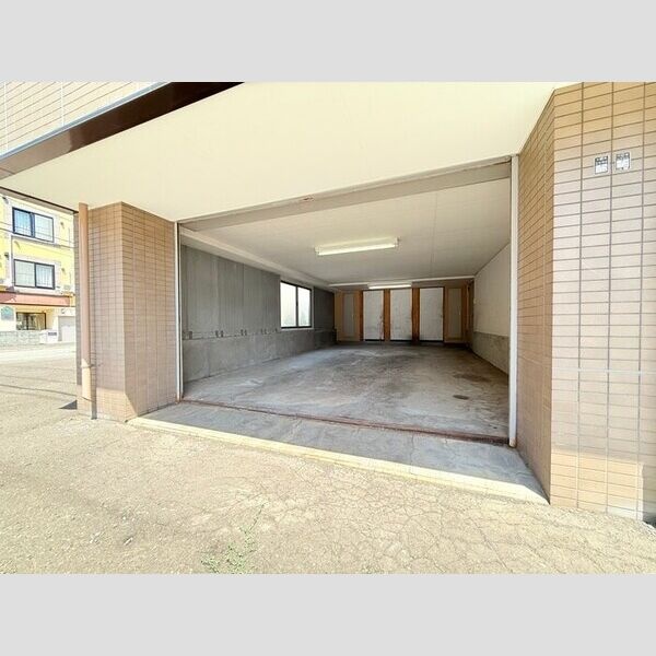 屋根のある車庫部分。駐車位置やサイズは現地でご確認いただけます。