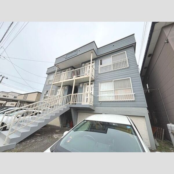建物側面と共用階段