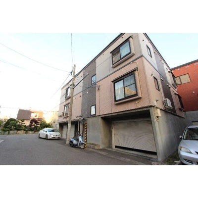 建物外観。エントランス側から見たグロリア厚別。