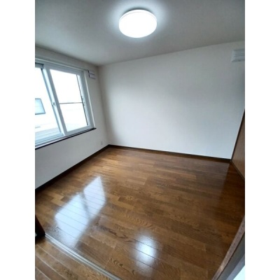 洋室の床と窓