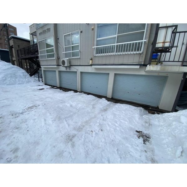 建物1階の車庫部分（現在満車）