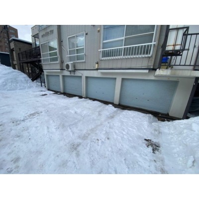 建物1階の車庫部分（現在満車）