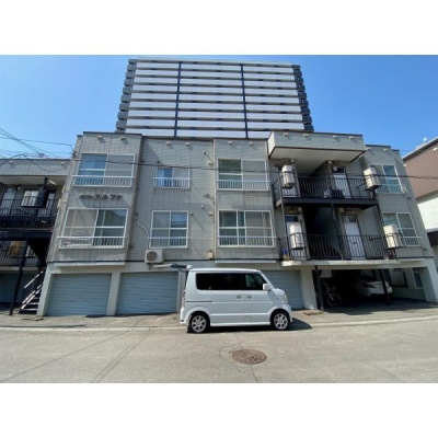 正面から見た建物外観