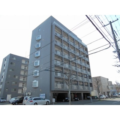 鉄筋コンクリート造・8階建の建物外観