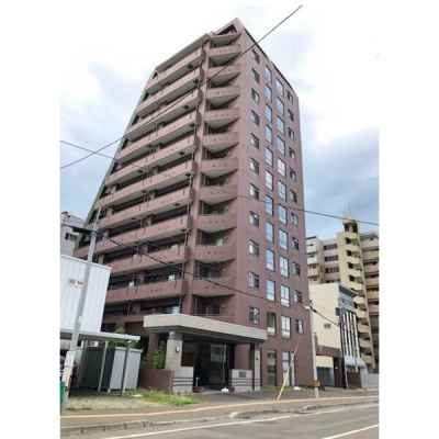 明るい日中の建物外観