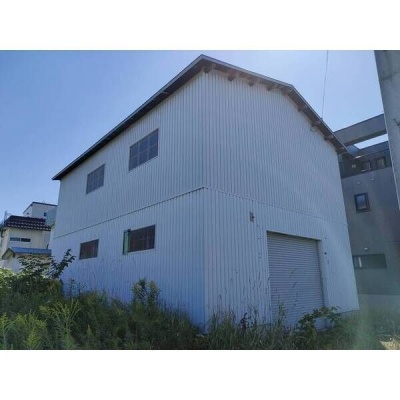 窓の配置がわかる倉庫側面