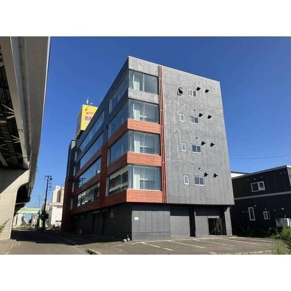 別角度からの建物外観