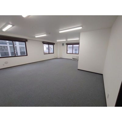 建物内事務所・窓側の参考写真