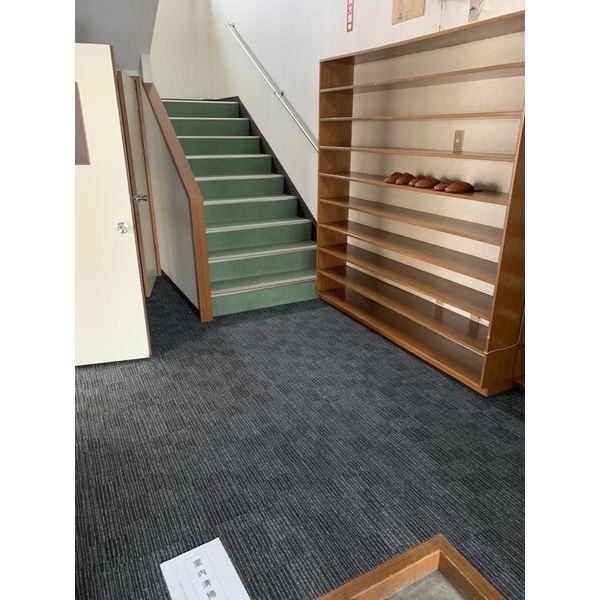 建物内の階段と棚