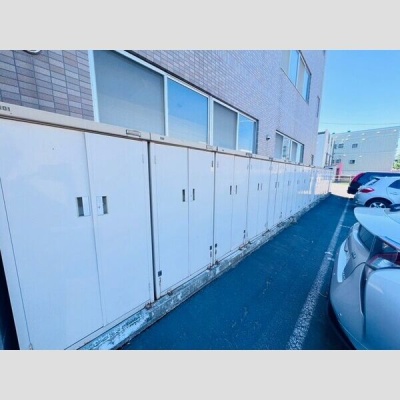 建物沿いの物置