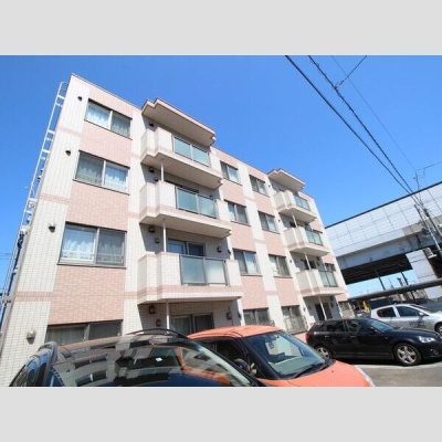 駐車場のある建物外観