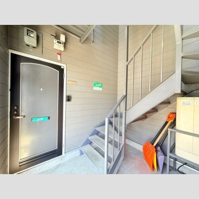 建物の共用玄関と階段